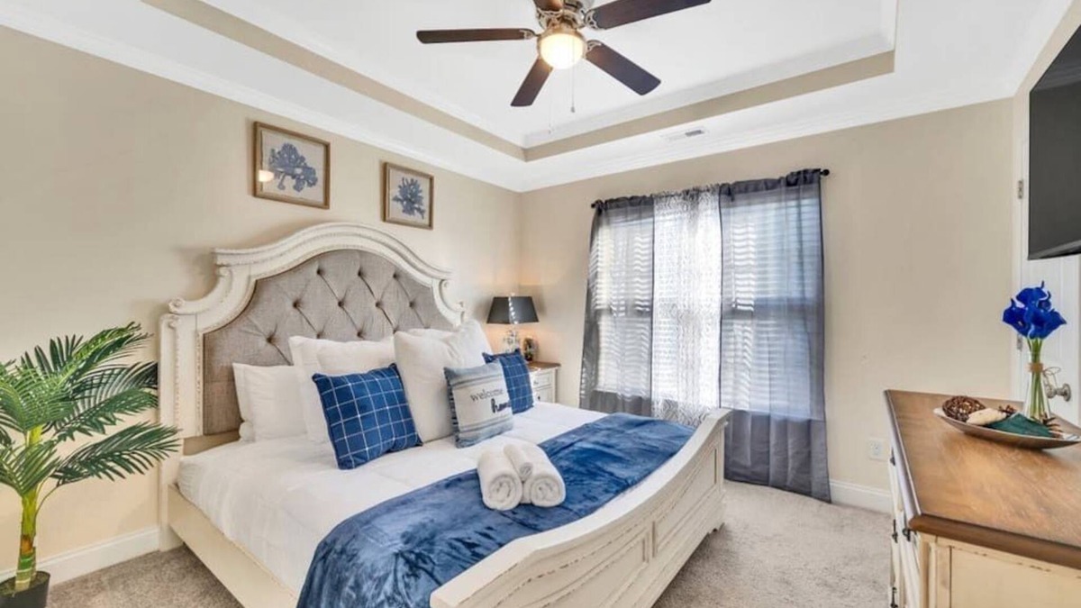 Concord House | Cozy 2B Townhouse King Bed/Jacuzzi/TV in BRs