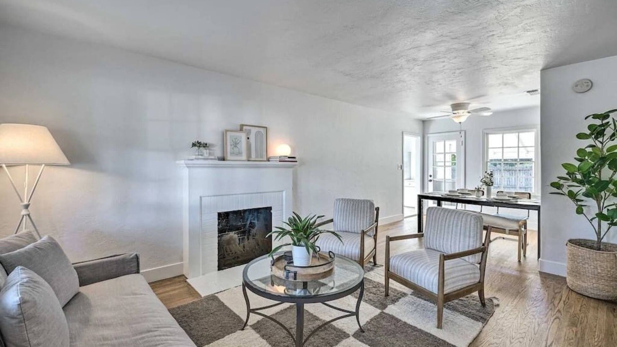 West Sacramento House | Cozy 2BD 1B bungalow + King Bed near Sutter Park