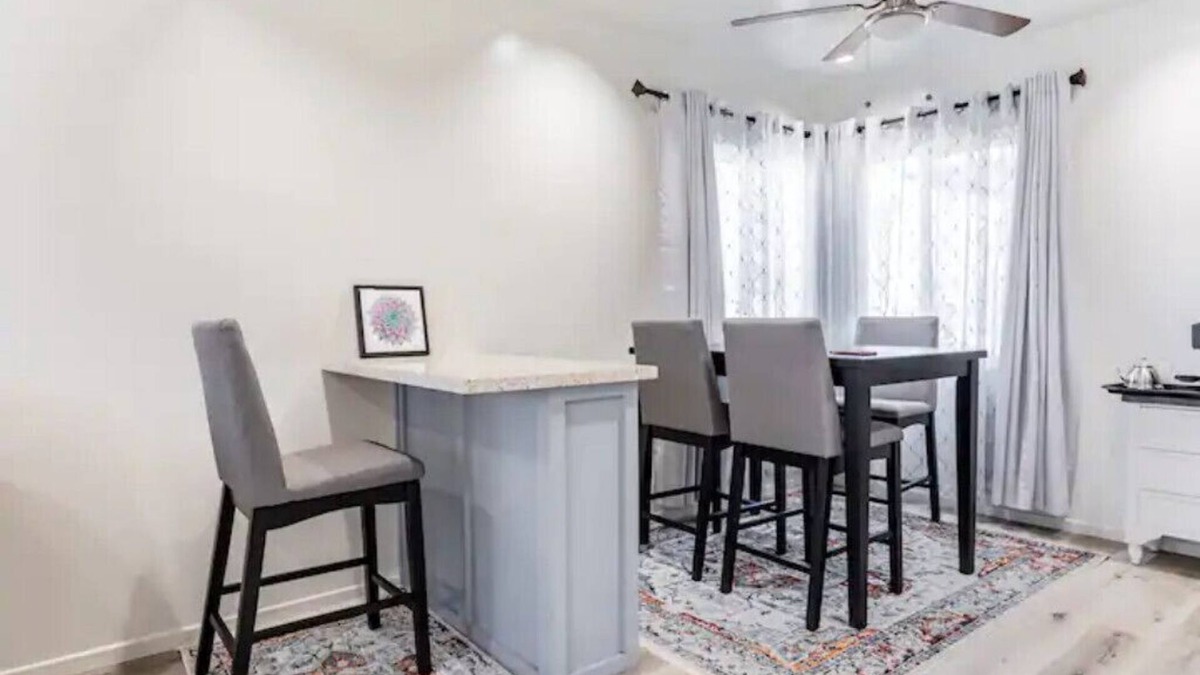 Los Angeles Apartment | Cozy 2bd/2ba residential unit with free parking