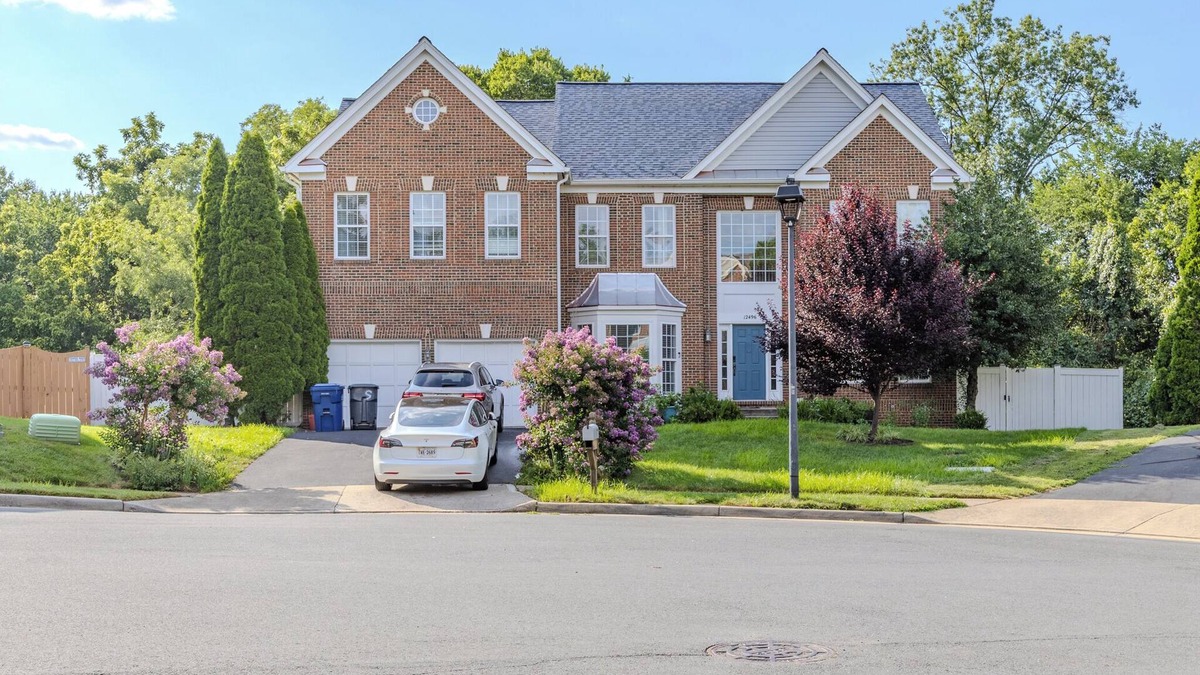 Herndon House | Cozy 2bd-ba Private Above Ground First Floor Suite