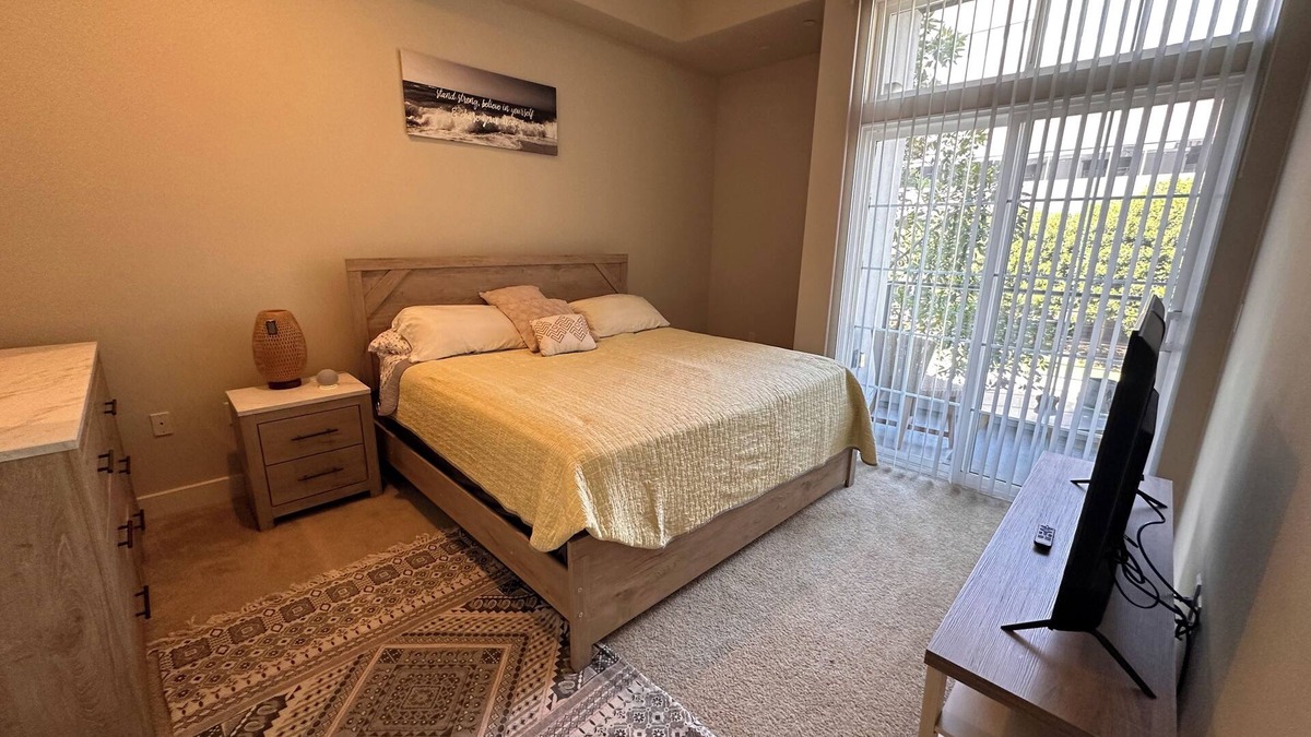 Airport Area Apartment | Cozy 2BD Large king & queen bed heart of Irvine