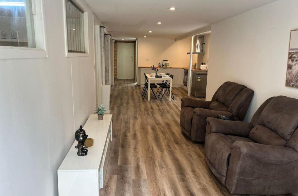 Indooroopilly House | Cozy 2Beds Studio witch Kitchen Laundry near Zoo and Mall