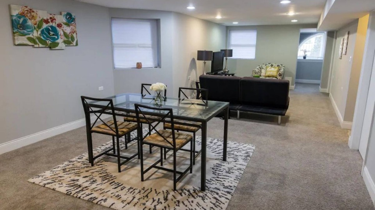 Albany Park Apartment | Cozy 2BR/1BA Garden Apartment Near Lincoln Square
