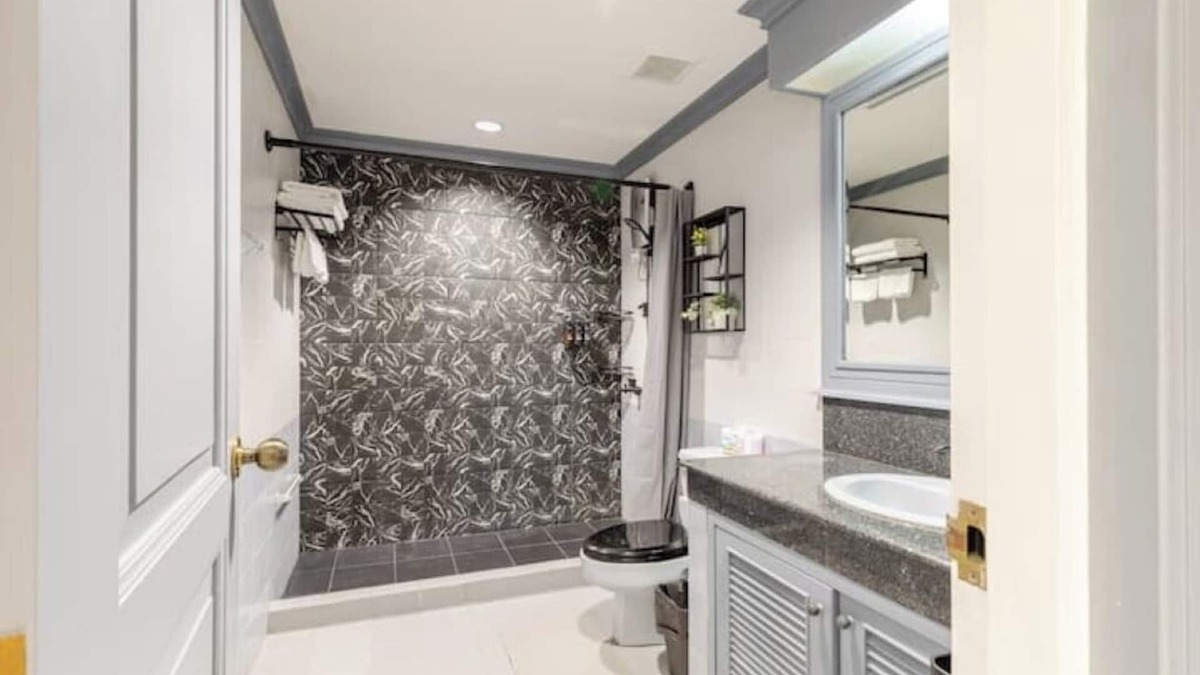 Ploenchit Apartment | Cozy 2BR Apt in Central Bangkok 5 mins BTS 110 SQM