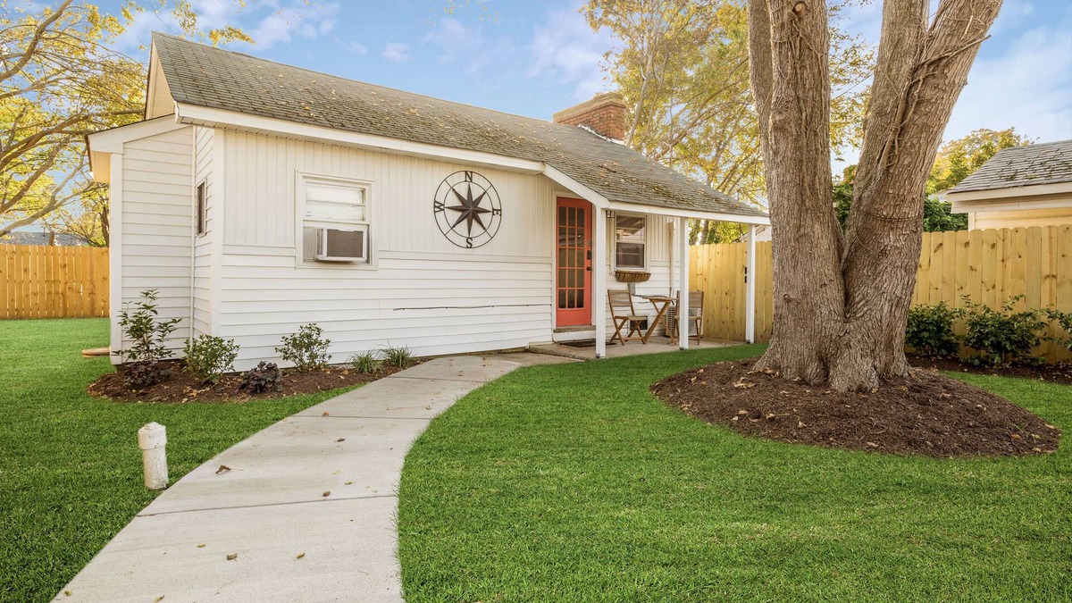 Buckroe Beach House | Cozy 2BR Beachside Home Near Buckroe Fire Pit, Walk to Beach 30+ Day Stay