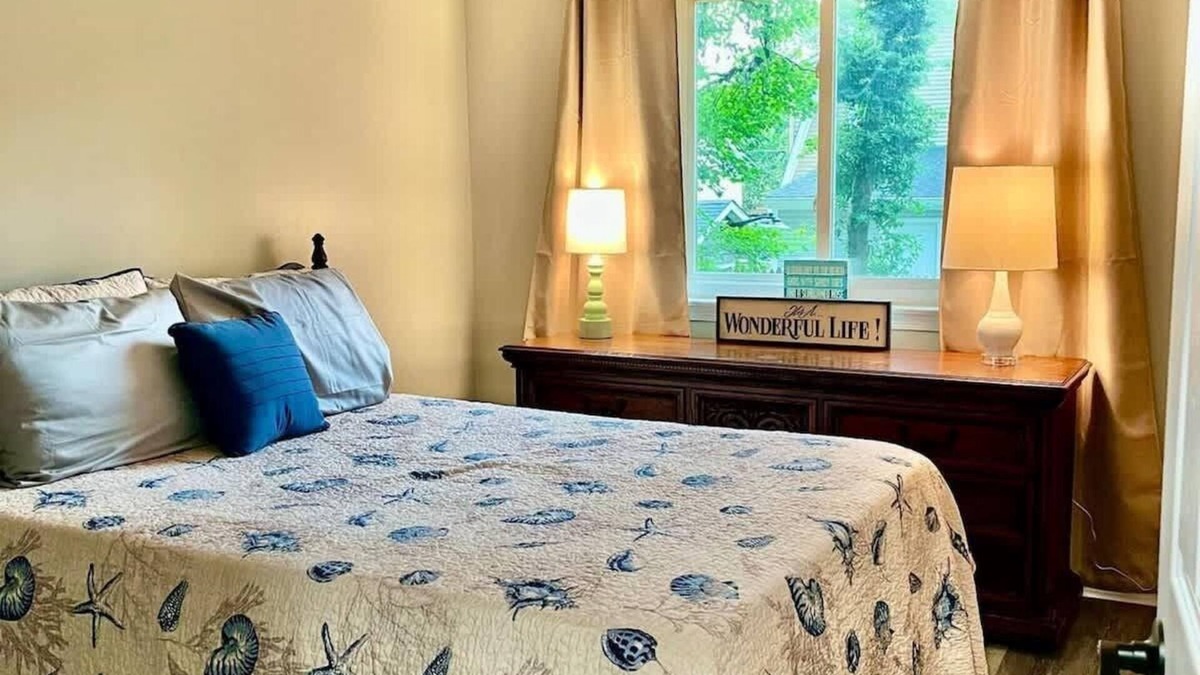 Edgewater House | Cozy 2BR Bungalow near Beach & Dock