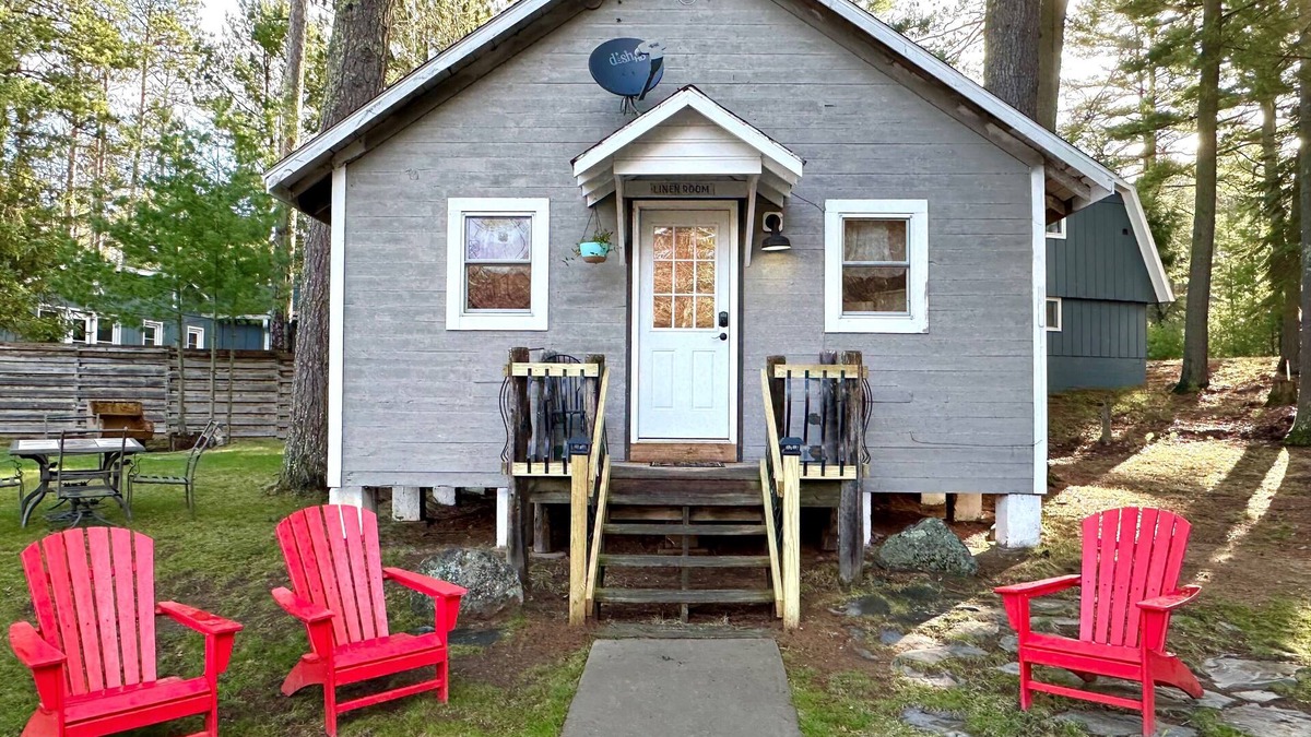 Eagle River Cottage | Cozy 2br Cabin Catfish Lake on Eagle river Chain, modern appliances, sleeps 4