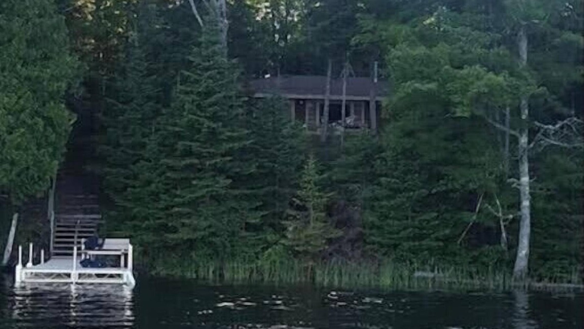 Mercer House | Cozy 2BR Cabin on 450 acre Fisher Lake: Bear Bottom Hideaway!