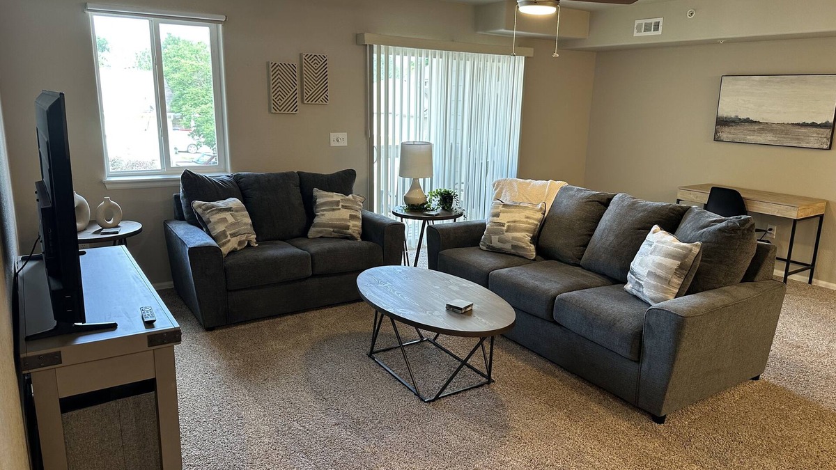 Greeley Condo | Cozy 2BR condo near hospitals/shopping! Family-sized condo with pool/fitness!