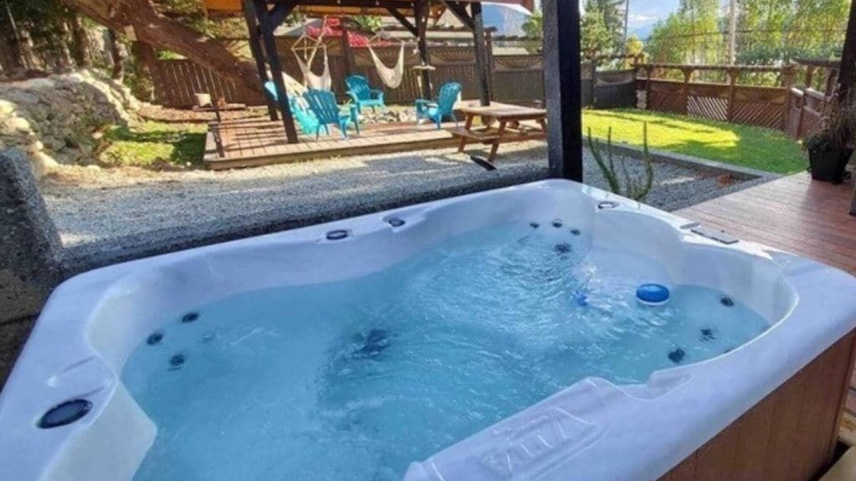 Youbou Cottage | Cozy 2BR Cottage w/Hot Tub! Walk to the Beach!