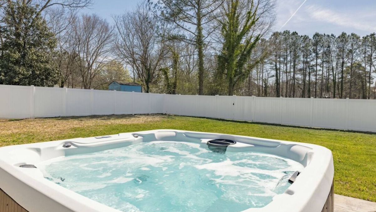 Littleton House | Cozy 2BR, Hot tub, Wi-Fi, Pet Friendly, Firepit