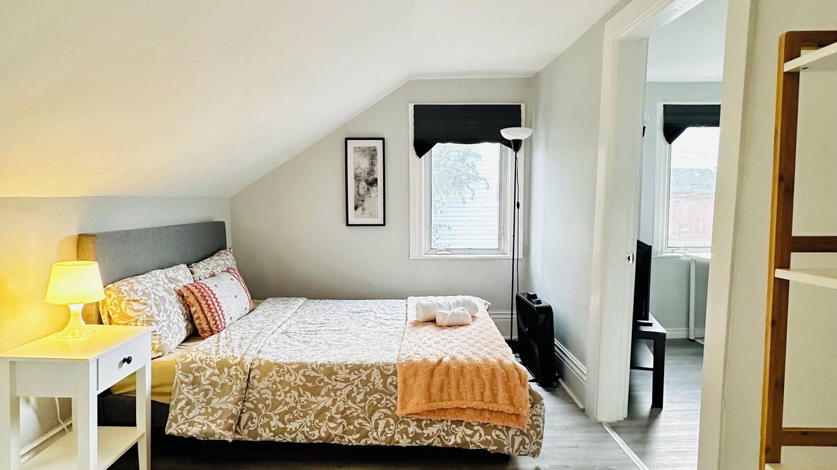Peterborough House | Cozy 2BR House Near Centre with Patio, BBQ, Backyard, and Netflix