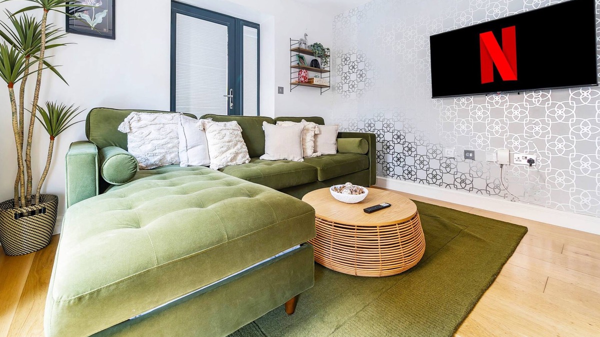 Camberley Apartment | Cozy 2BR in Surrey | Pet-Friendly, Fast Wi-Fi, Netflix