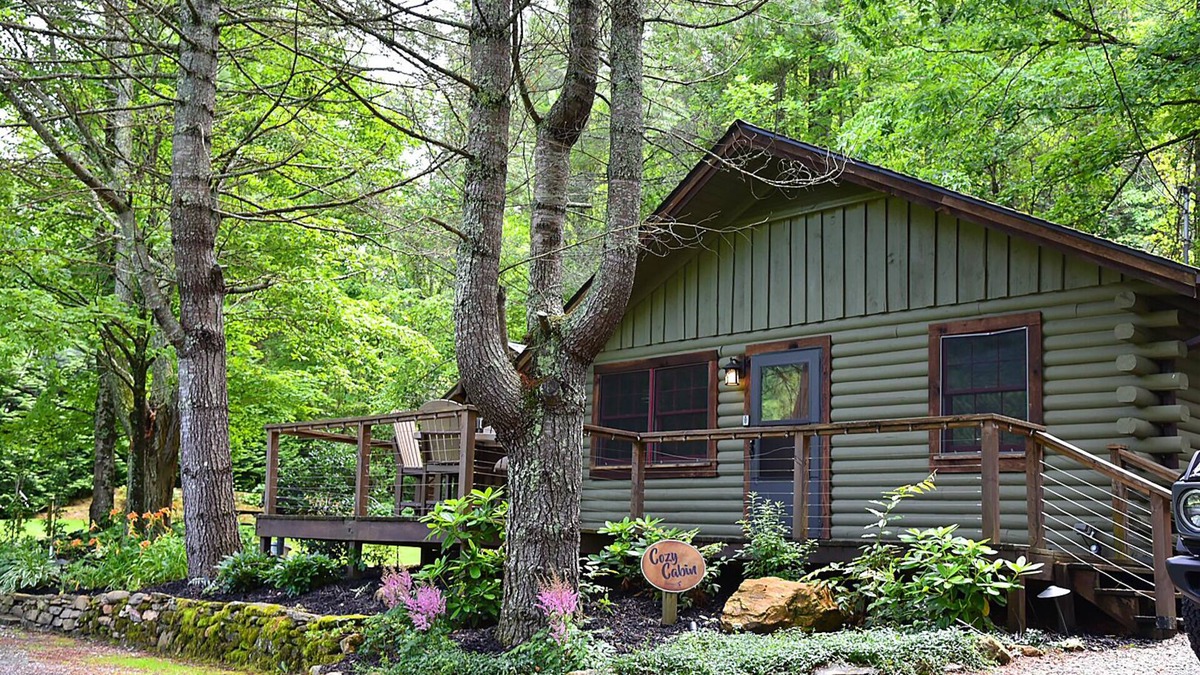 Topton Cabin | Cozy 2BR Lake Cabin – Dock, Hot Tub, Views -Lake Nantahala