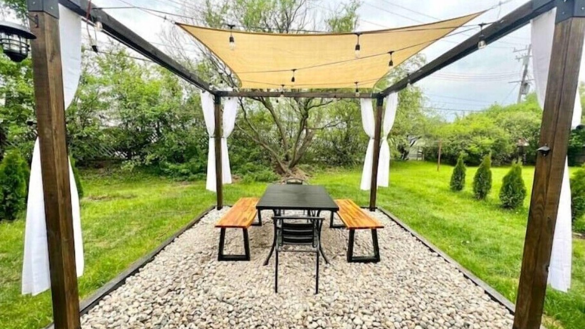 Dartmoor House | Cozy 2BR Mid-Century Townhouse w/Parking Near Downtown Ann Arbor & The Big House