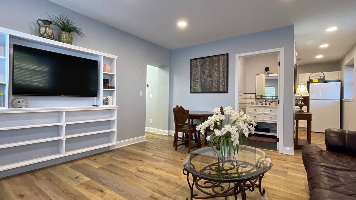 Bristol Apartment | Cozy 2BR Near Casino | Queen Beds & Free Parking