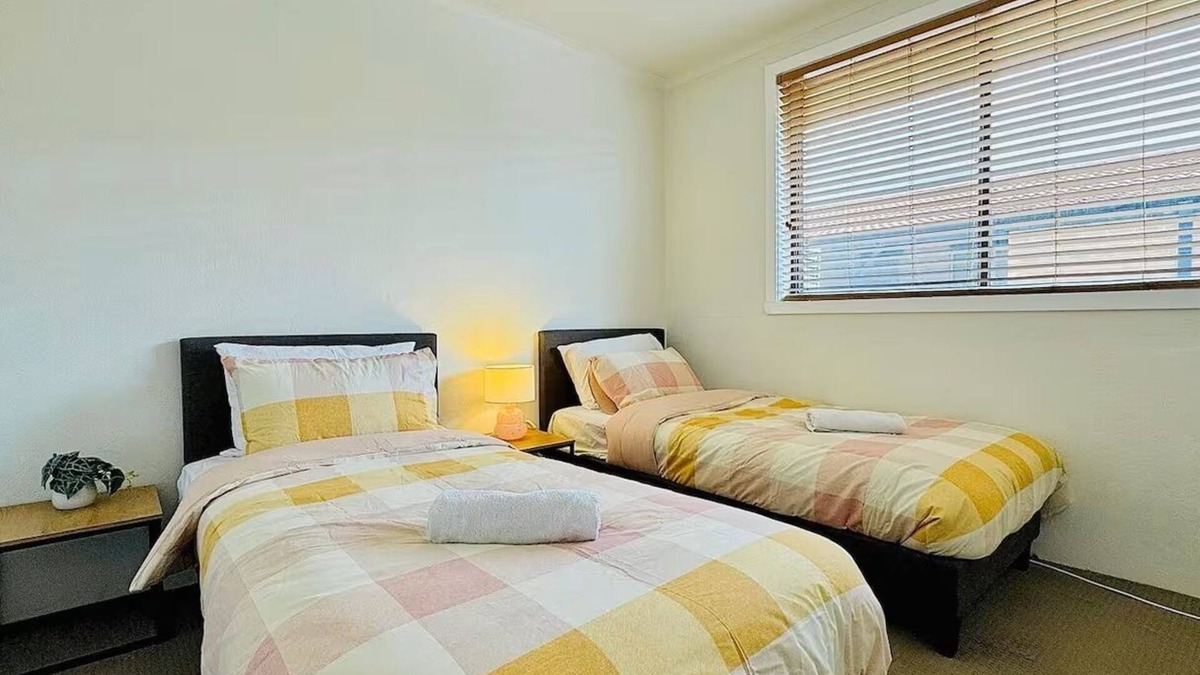 Albury Apartment | Cozy 2BR Retreat, 3-Minute Drive to Albury Airport