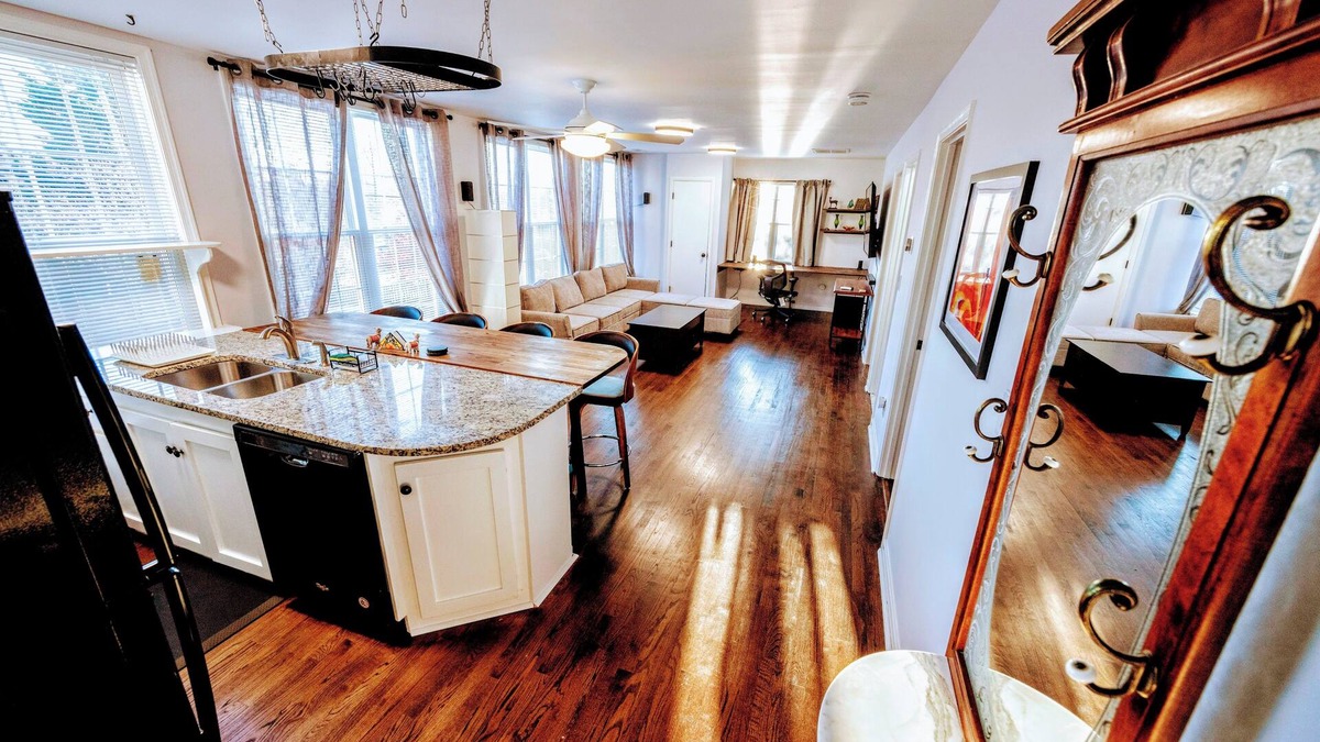 Arlington House | Cozy 2BR Retreat Free Parking & BBQ Pet is ok 10 minutes to downtown DC!