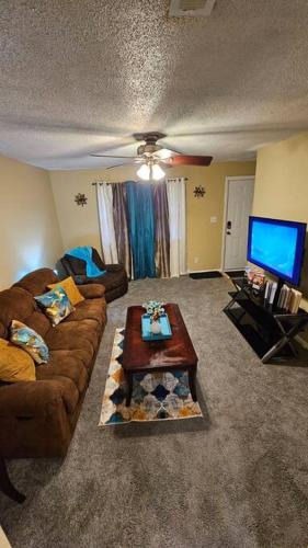 Greenville Apartment | Cozy 2BR sleeps 6 near ECU Stadium and Hospital