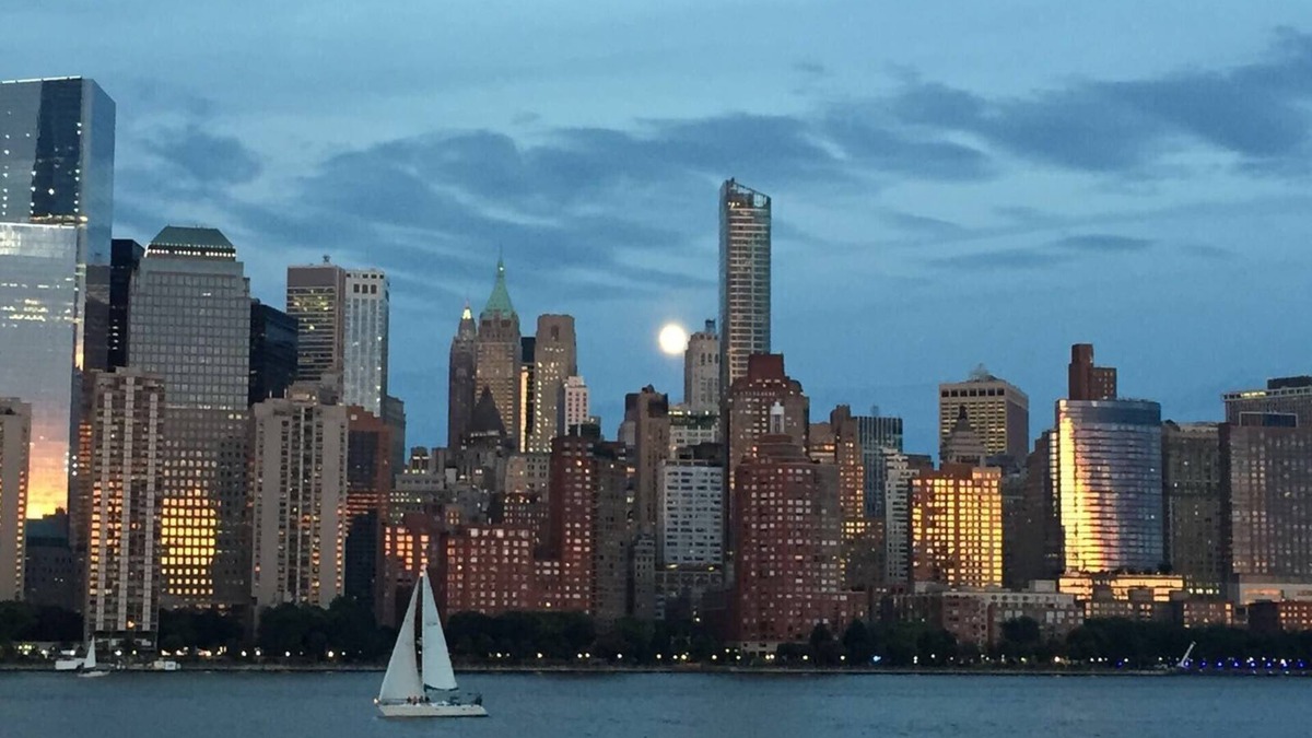North Bergen House | COZY 2BR WITH FANTASTIC MANHATTAN & WATER VIEWS