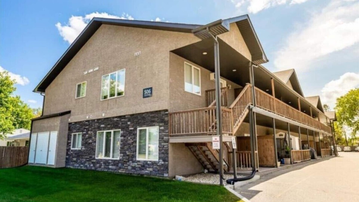 Steinbach Condo | Cozy 2nd floor condo unit with balcony near downtown