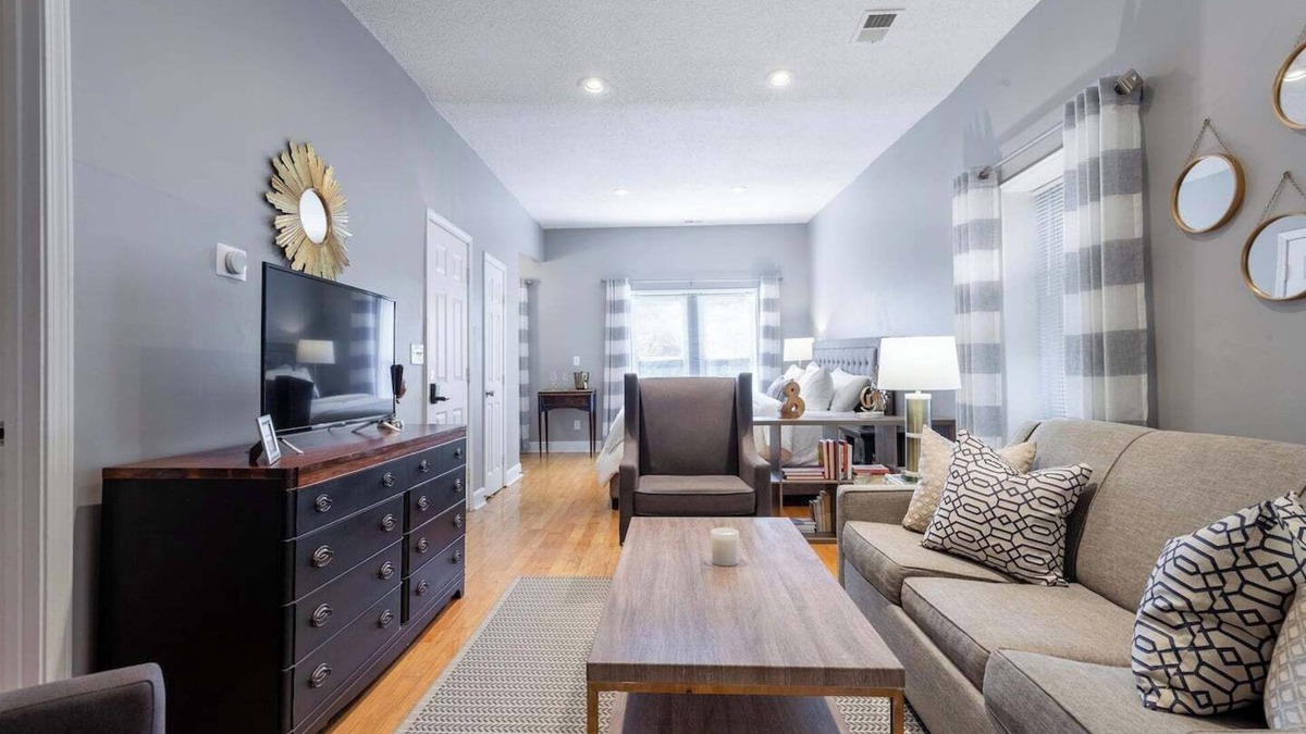 Southmoreland Condo | Cozy 2nd Floor unit Near Plaza and Westport | 08
