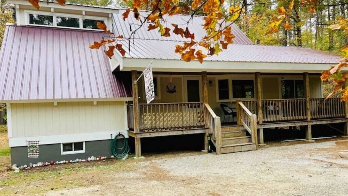 Freedom House | Cozy 3-bdrm with Ossipee Lake access, near White Mntns, Skiing, Shopping, Hiking