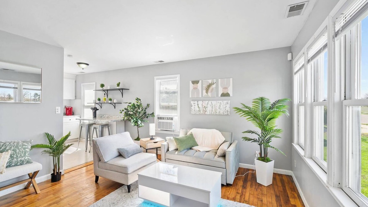 Grosse Pointe Apartment | Cozy 3 bed 14 minutes from downtown!