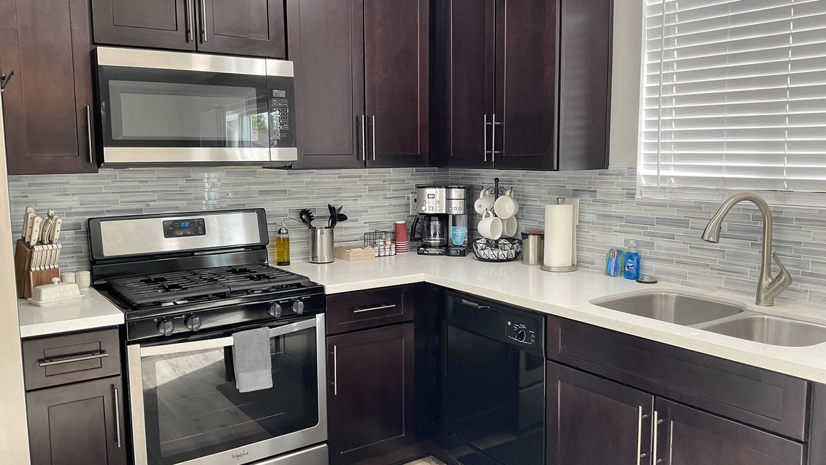 Blythe House | Cozy 3 bed 2 bath home, newly updated, Garage, Wifi