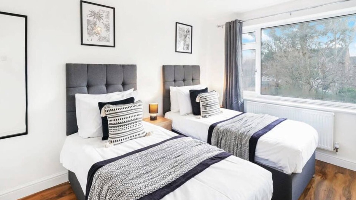 Rushmoor District House | Cozy 3 Bed House for Contractors/Family, Parking