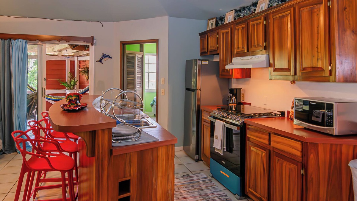 Gibson Bight House | Cozy 3-bed house in charming West End with WiFi, AC