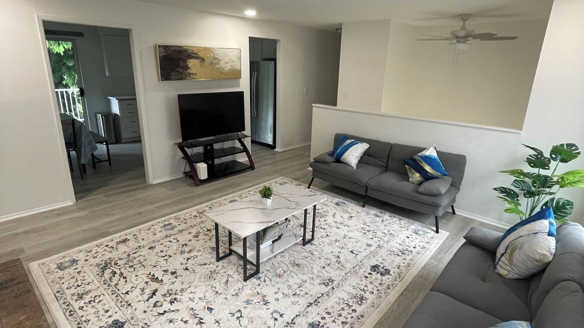 Covington House | Cozy 3-bedroom 2.5 bath house in Kent, recently renovated + All new furniture