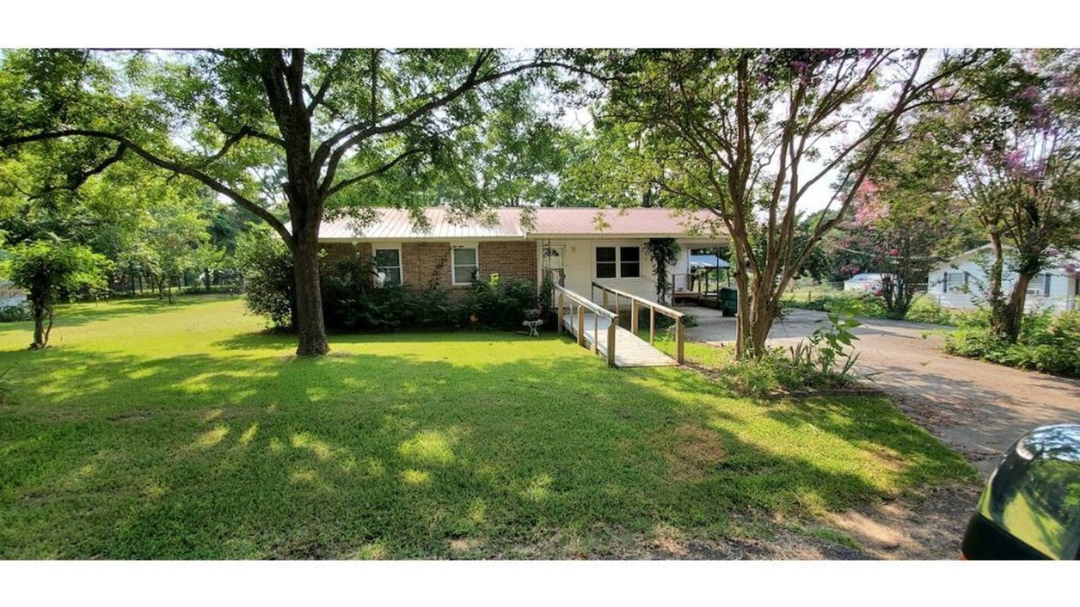 Antlers House | Cozy 3 bedroom 2 bath residential home with patio