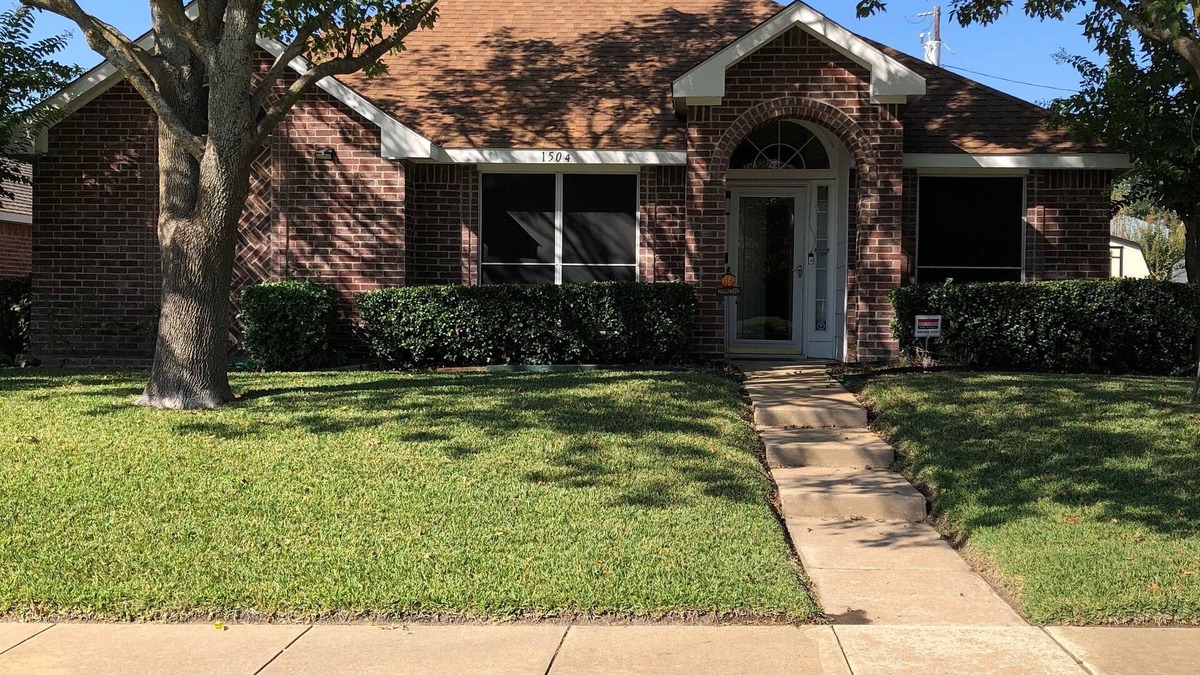 Glenn Heights House | Cozy 3 Bedroom - 2 Bathroom home w/enclosed patio
