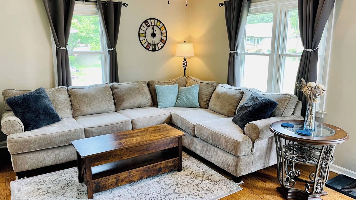 Pontiac House | Cozy 3 bedroom Bungalow near Auburn Hills