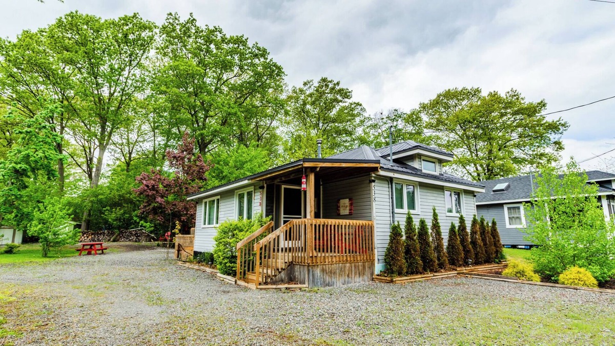 Port Colborne Cottage | Cozy 3 Bedroom Cottage with Beach Access & Lush Outdoor Space