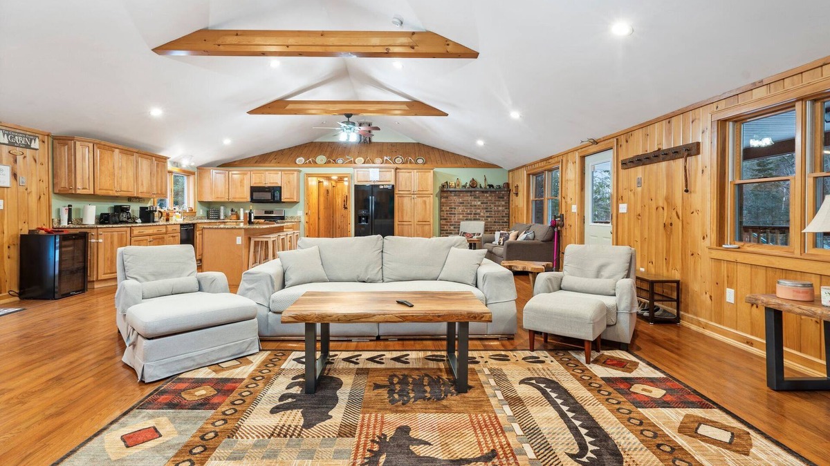 North Haverhill Cabin | Cozy 3-bedroom cabin in charming Haverhill with Hot Tub, Play Area & Fire Pit