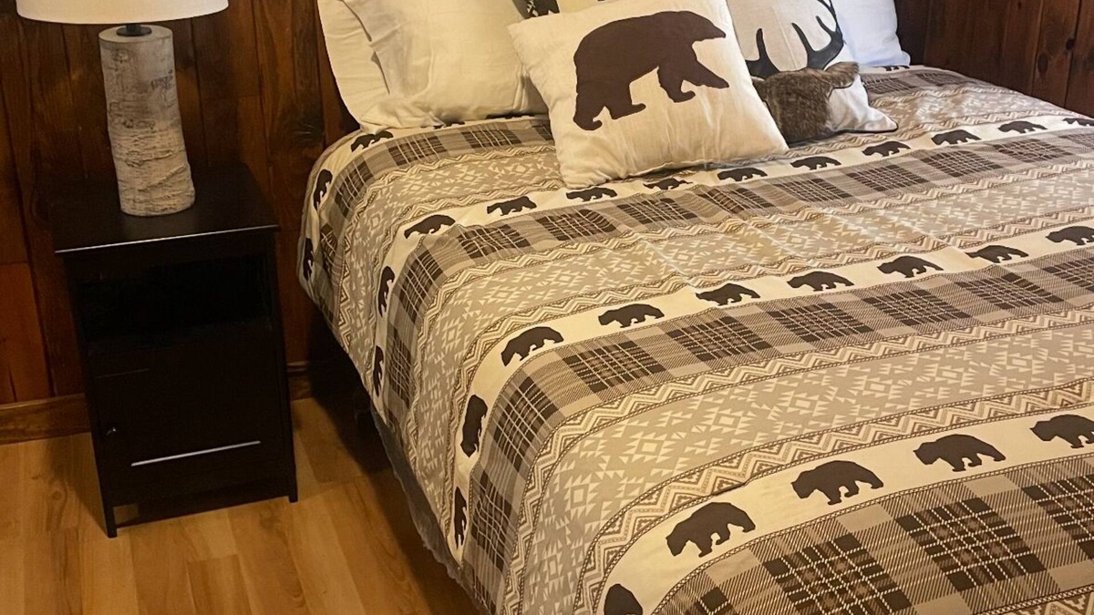 Moose Pass Cabin | Cozy 3-bedroom cabin in welcoming Moose Pass, Alaska.