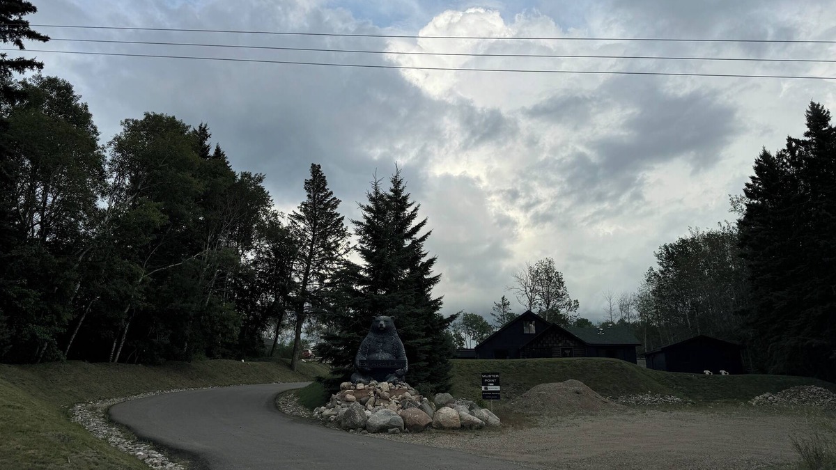 Wasagaming Cabin | Cozy 3-bedroom cabin with WiFi, hot tub and fire pit!