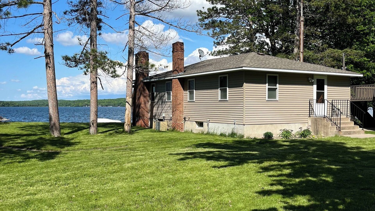Melrose Cabin | Cozy 3-bedroom cabin with AC and WiFi in brilliant Melrose on Big Birch Lake.