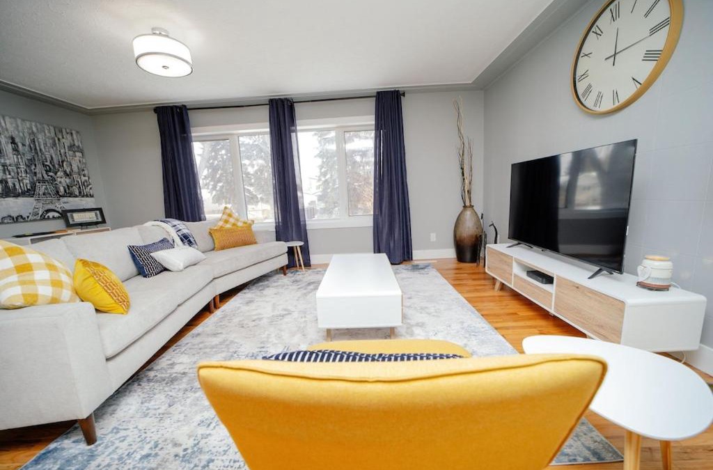 Northeast Edmonton House | Cozy 3 Bedroom Contemporary Home With Free Parking