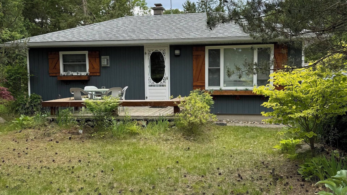 Lambton Shores Cottage | Cozy 3 bedroom cottage, short walk from the beach