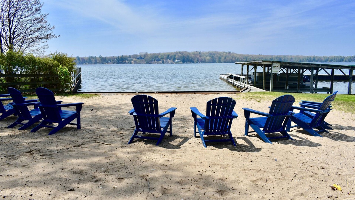 Ludington Cottage | Cozy 3-bedroom Cottage, Vacation Lane, on Beautiful Hamlin Lake!