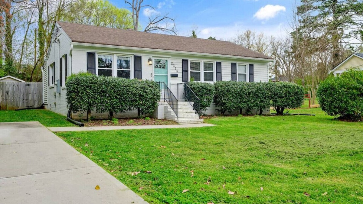 East Raleigh House | Cozy 3 Bedroom Cottage with Huge Fenced-In Yard