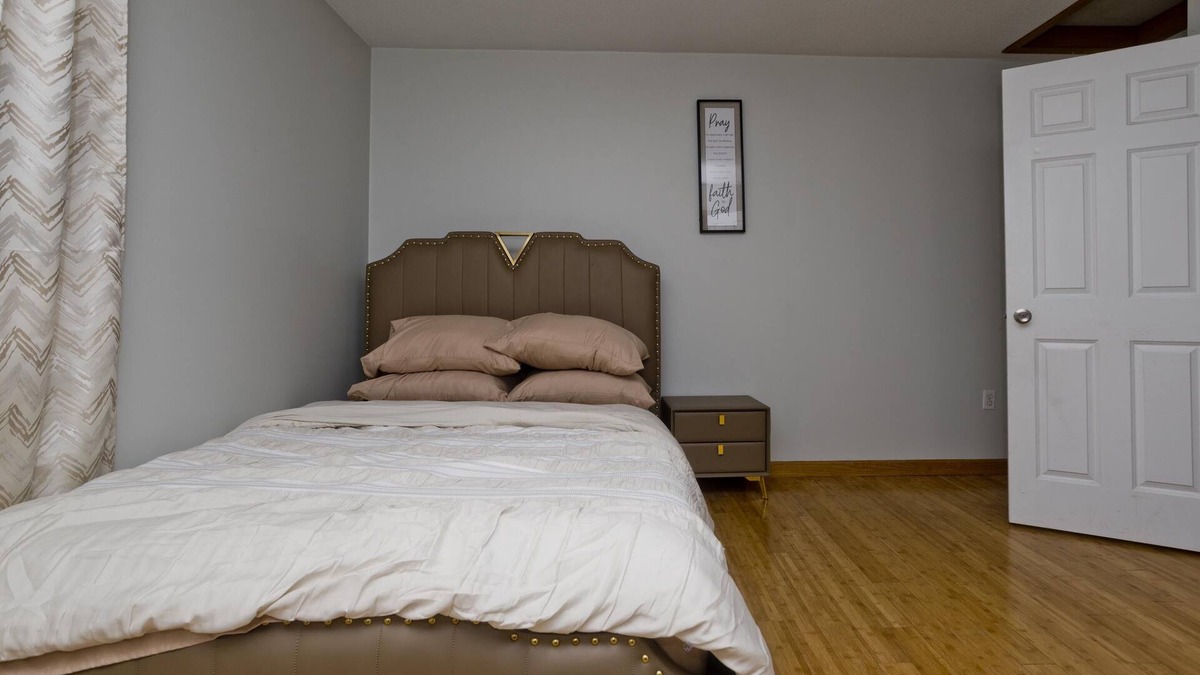 Springfield House | Cozy 3-bedroom Duplex2 in beautiful Springfield with WiFi, central AC