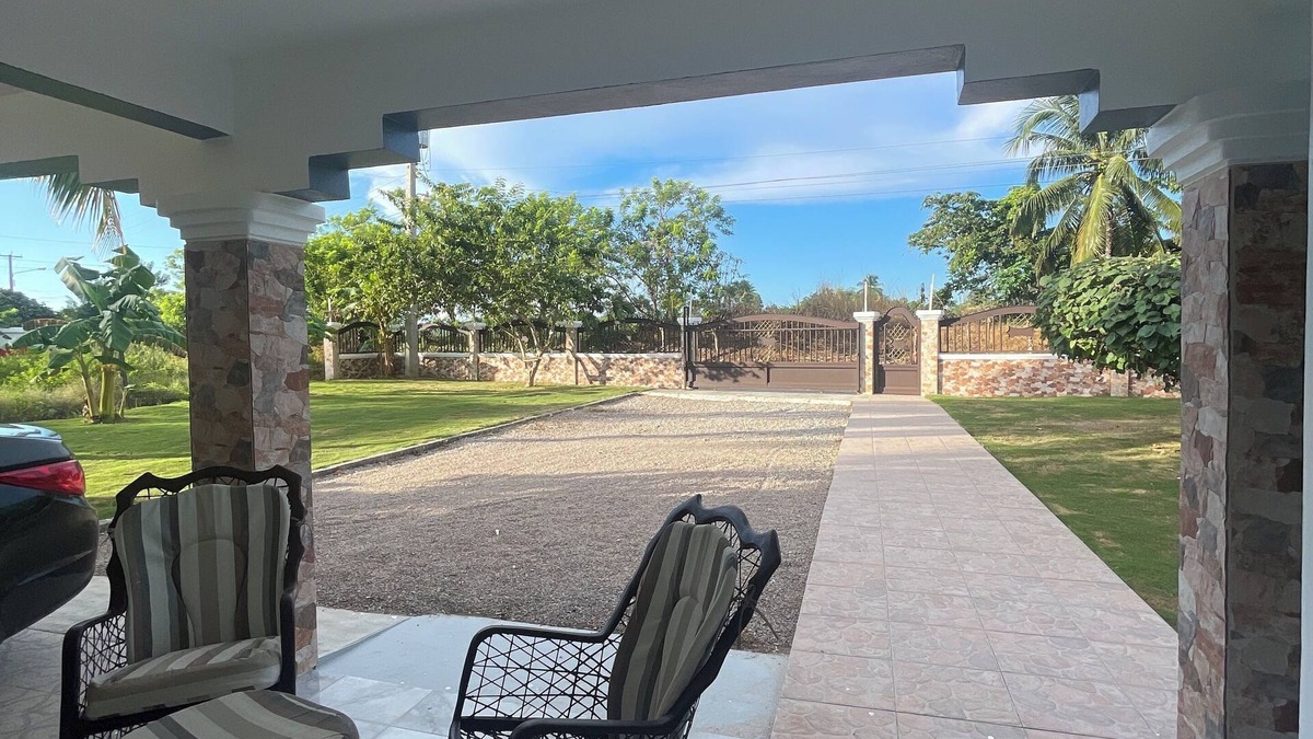 Villa Riva House | Cozy 3-Bedroom gated house with AC, WiFi, and TV: comfort and relaxation await.