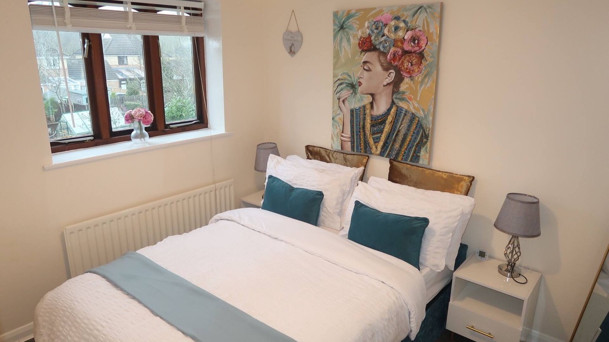 Bletchley House | Cozy 3-bedroom home in Milton Keynes with free parking and WiFi