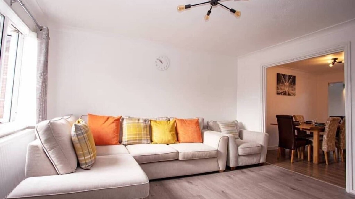 Luton House | Cozy 3-Bedroom Home in Luton