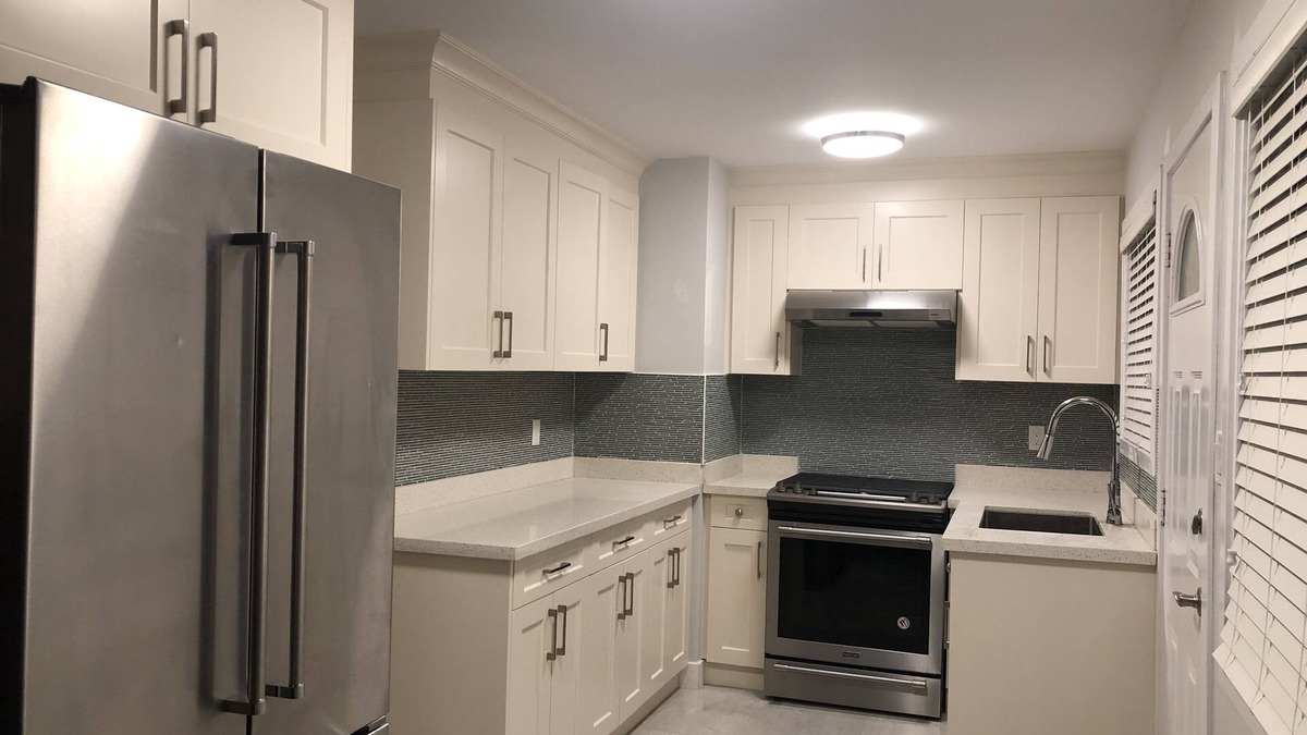 Surrey House | Cozy 3 bedroom home with 1.5 washrooms. King bed, 2 Queen. Fully stacked kitchen