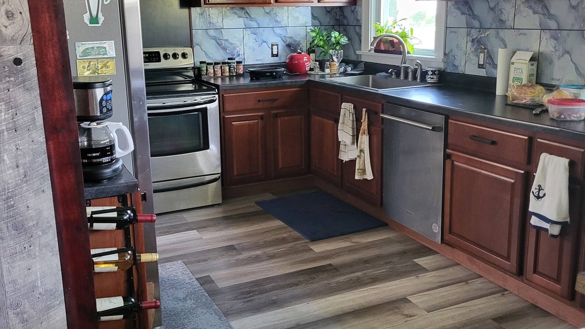 Lena House | Cozy 3 bedroom house off the Historical Stage Couch Trail in Lena Ill
